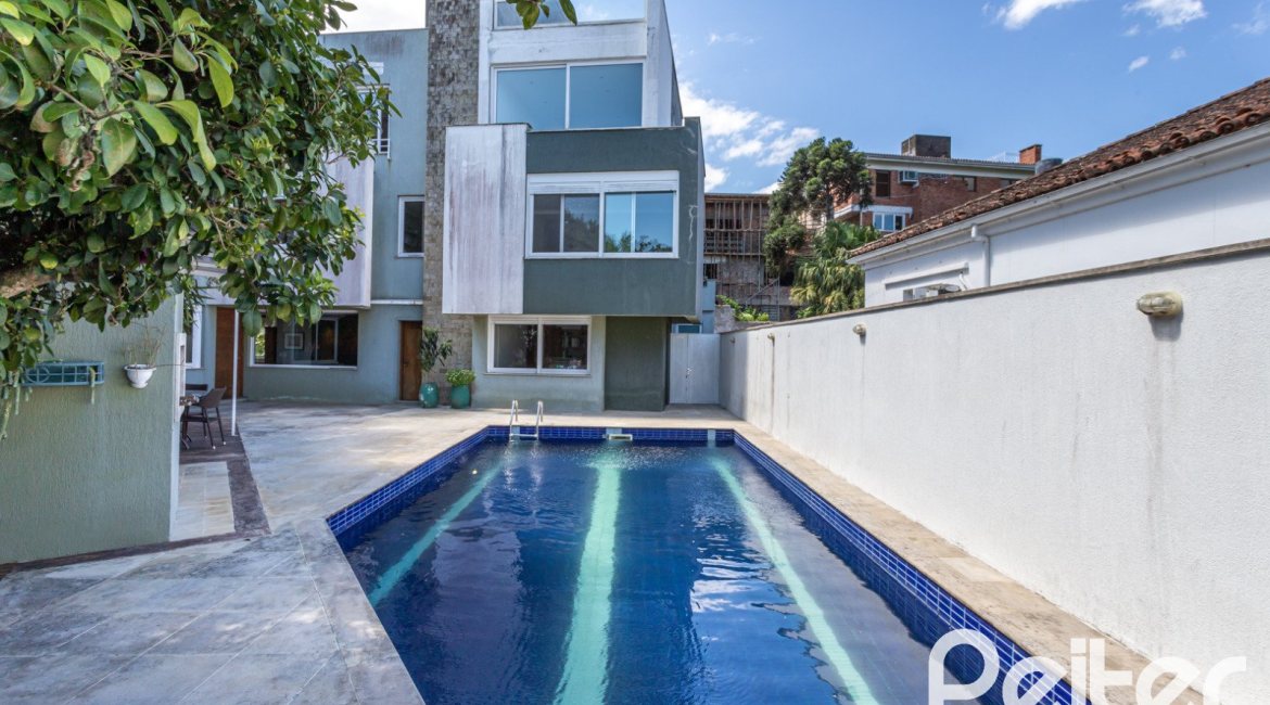 Casa à venda com 547m², 4 dormitórios, 4 suítes, 4 vagas, no bairro Vila Assunção em Porto Alegre