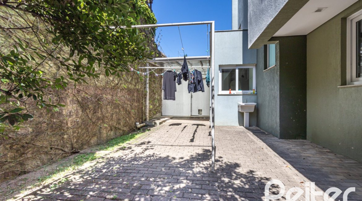 Casa à venda com 547m², 4 dormitórios, 4 suítes, 4 vagas, no bairro Vila Assunção em Porto Alegre