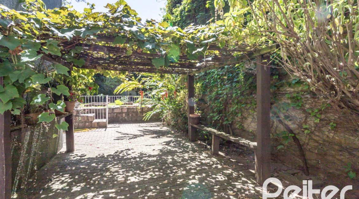 Casa à venda com 547m², 4 dormitórios, 4 suítes, 4 vagas, no bairro Vila Assunção em Porto Alegre