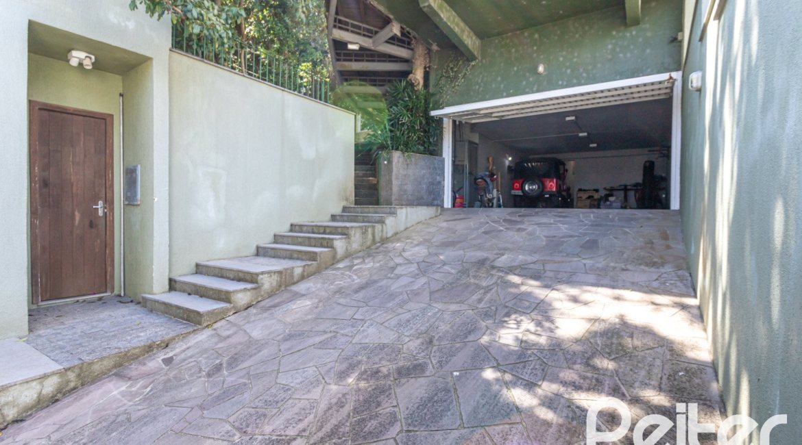 Casa à venda com 547m², 4 dormitórios, 4 suítes, 4 vagas, no bairro Vila Assunção em Porto Alegre