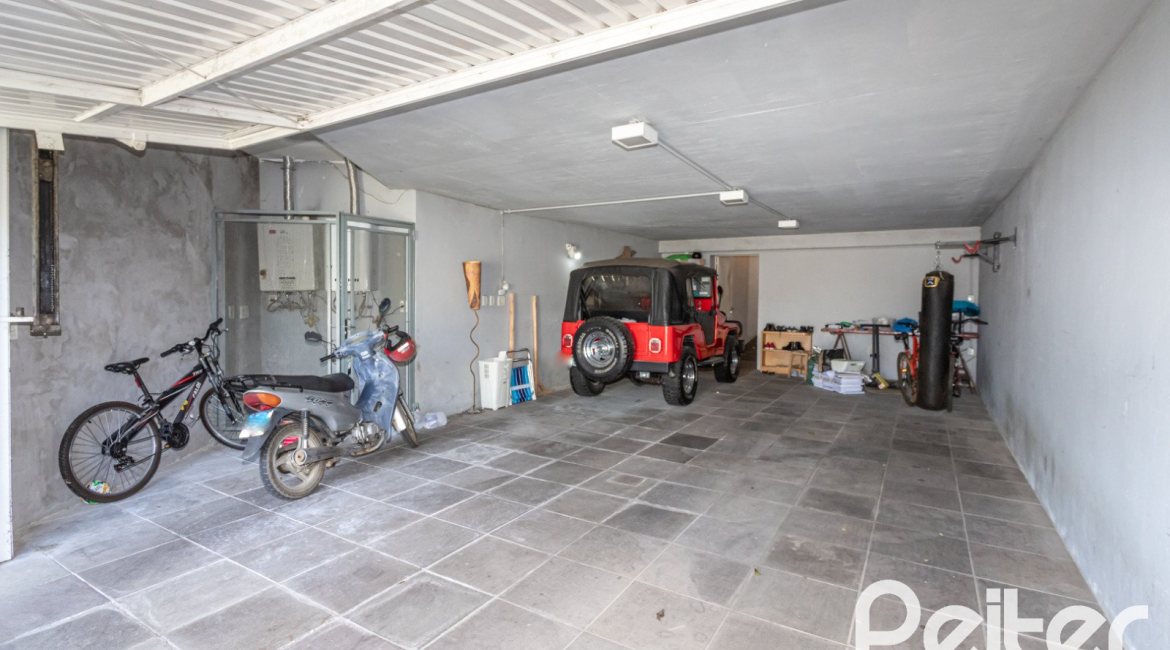 Casa à venda com 547m², 4 dormitórios, 4 suítes, 4 vagas, no bairro Vila Assunção em Porto Alegre