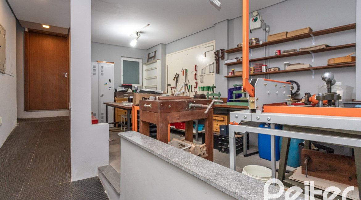 Casa à venda com 547m², 4 dormitórios, 4 suítes, 4 vagas, no bairro Vila Assunção em Porto Alegre