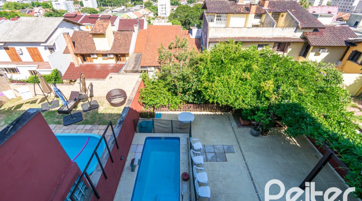 Casa à venda com 291m², 3 dormitórios, 1 suíte, 2 vagas, no bairro Ipanema em Porto Alegre