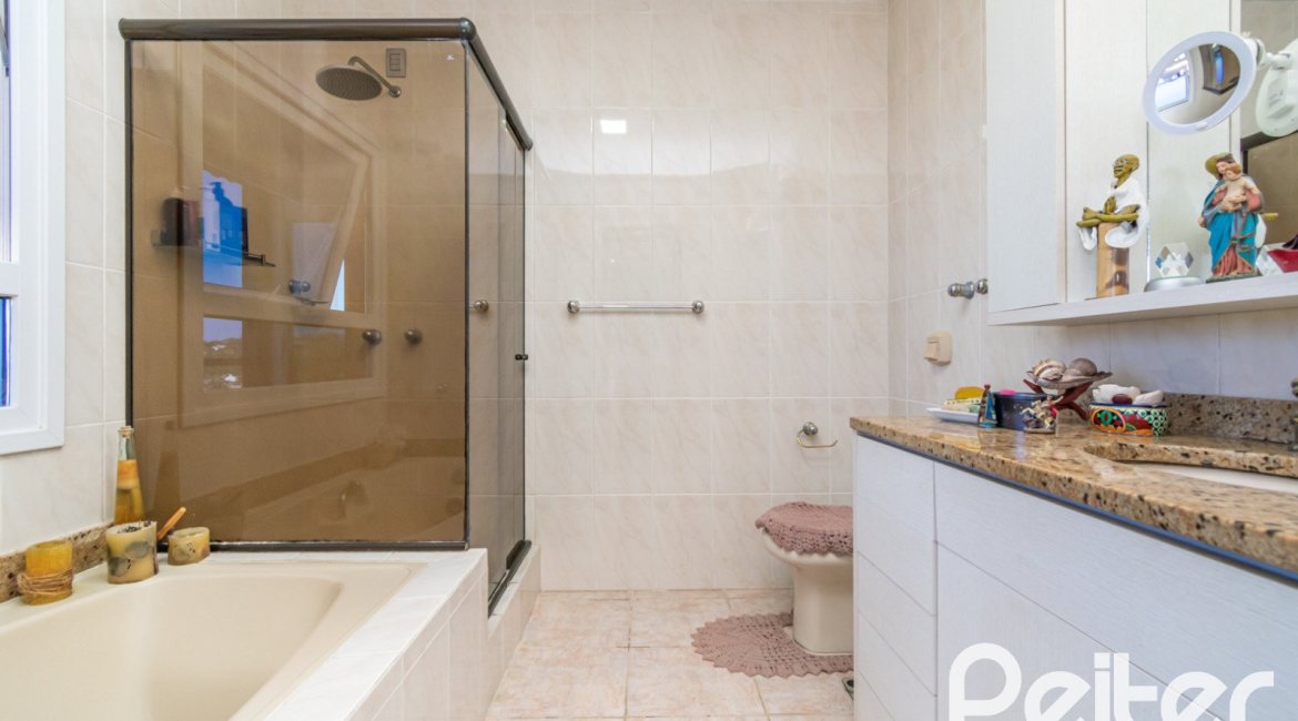 Casa à venda com 291m², 3 dormitórios, 1 suíte, 2 vagas, no bairro Ipanema em Porto Alegre