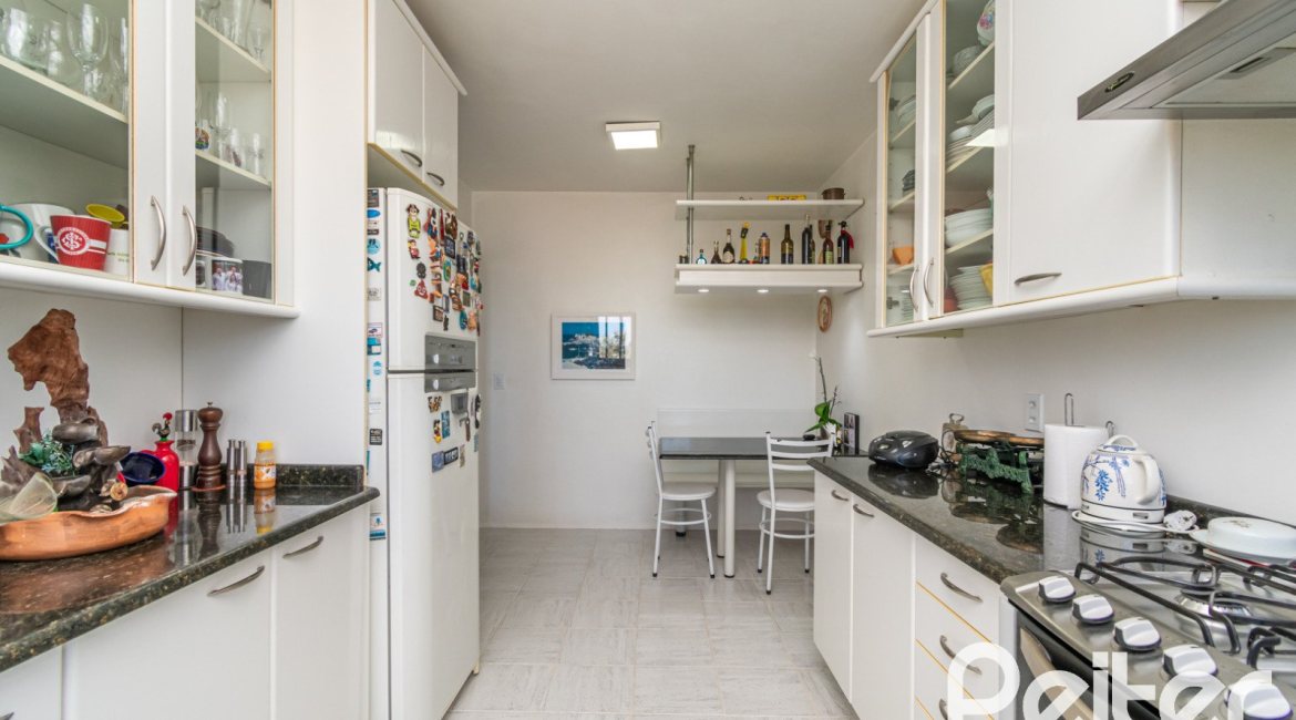 Casa à venda com 291m², 3 dormitórios, 1 suíte, 2 vagas, no bairro Ipanema em Porto Alegre