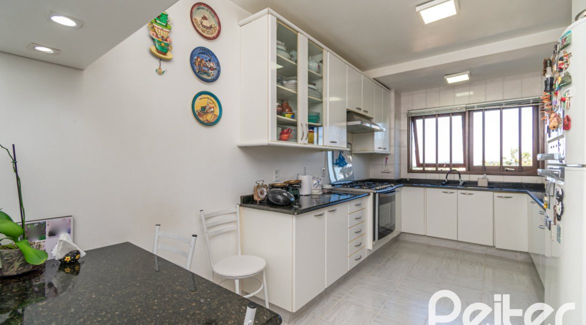 Casa à venda com 291m², 3 dormitórios, 1 suíte, 2 vagas, no bairro Ipanema em Porto Alegre