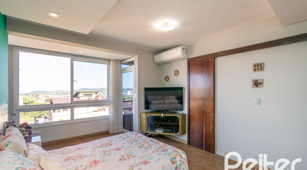 Casa à venda com 291m², 3 dormitórios, 1 suíte, 2 vagas, no bairro Ipanema em Porto Alegre