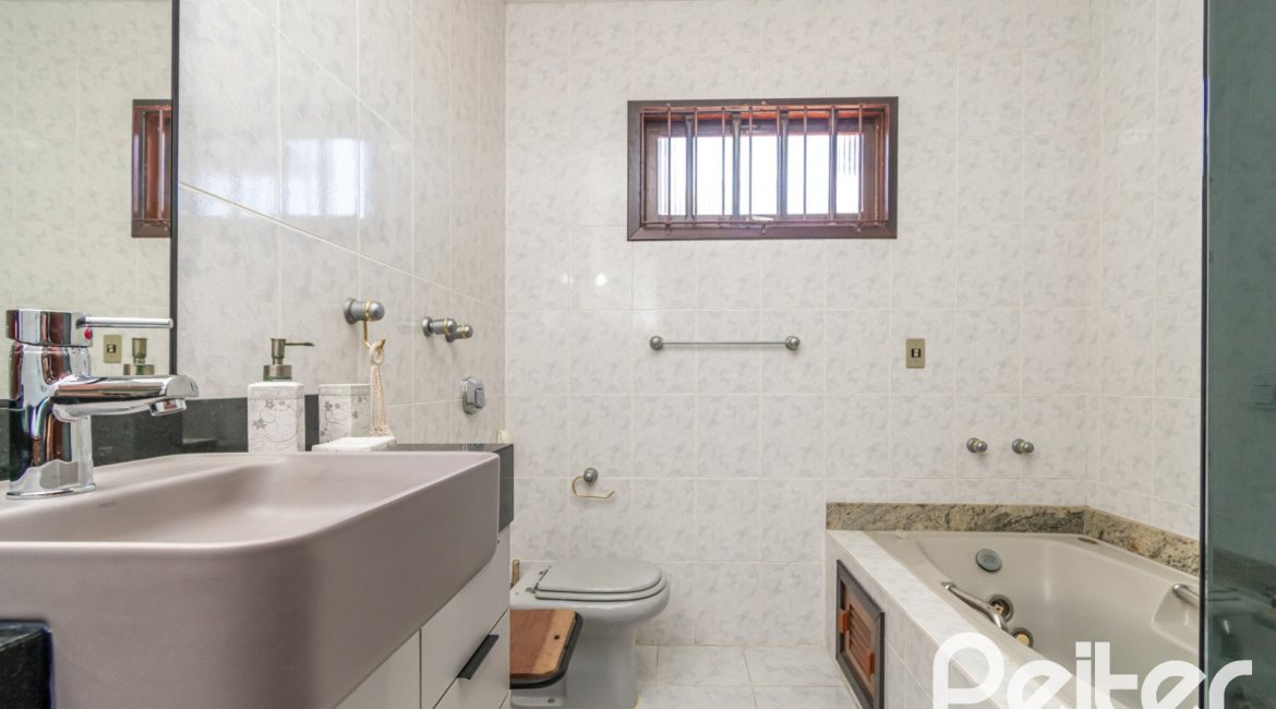 Casa à venda com 291m², 3 dormitórios, 1 suíte, 2 vagas, no bairro Ipanema em Porto Alegre