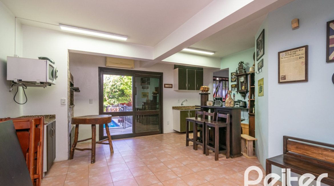 Casa à venda com 291m², 3 dormitórios, 1 suíte, 2 vagas, no bairro Ipanema em Porto Alegre