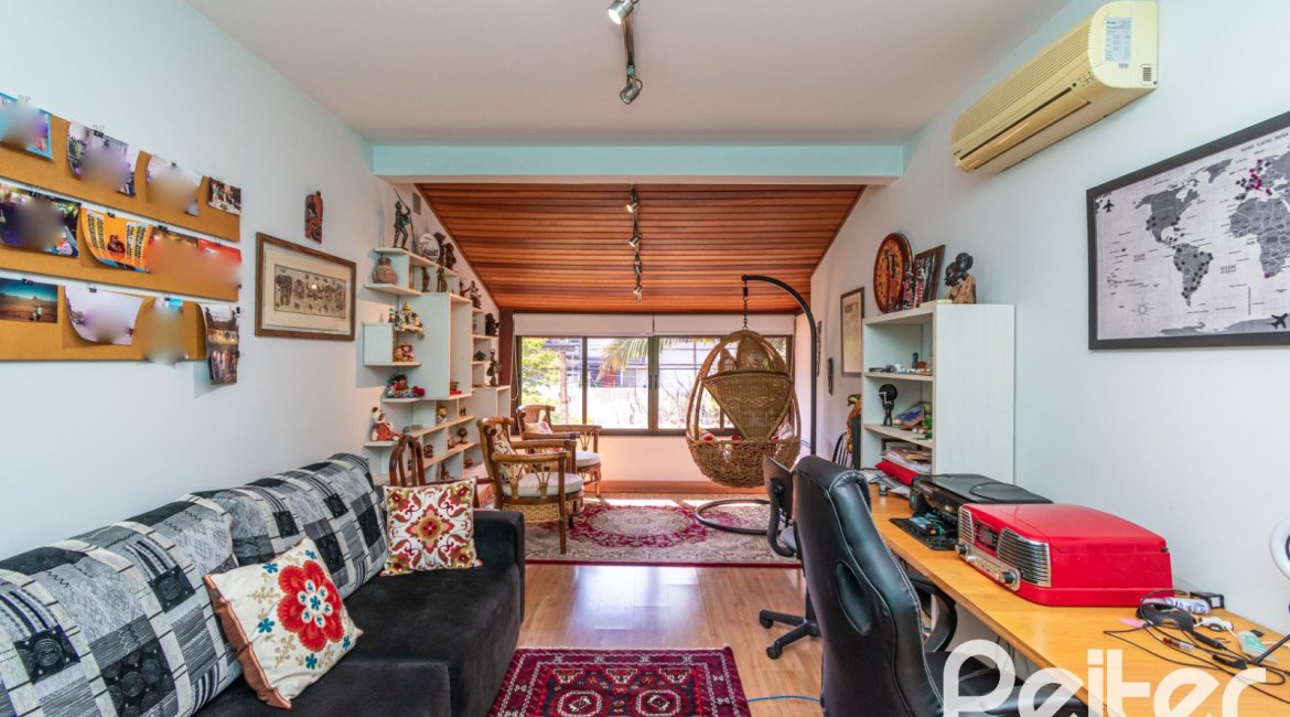 Casa à venda com 291m², 3 dormitórios, 1 suíte, 2 vagas, no bairro Ipanema em Porto Alegre