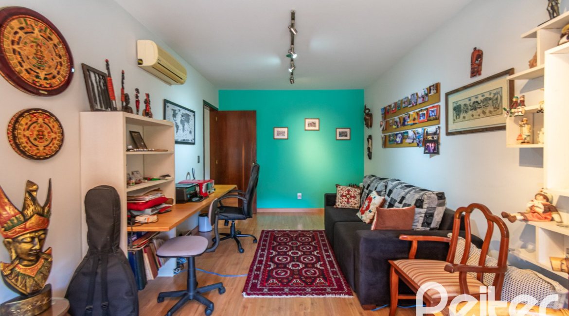 Casa à venda com 291m², 3 dormitórios, 1 suíte, 2 vagas, no bairro Ipanema em Porto Alegre