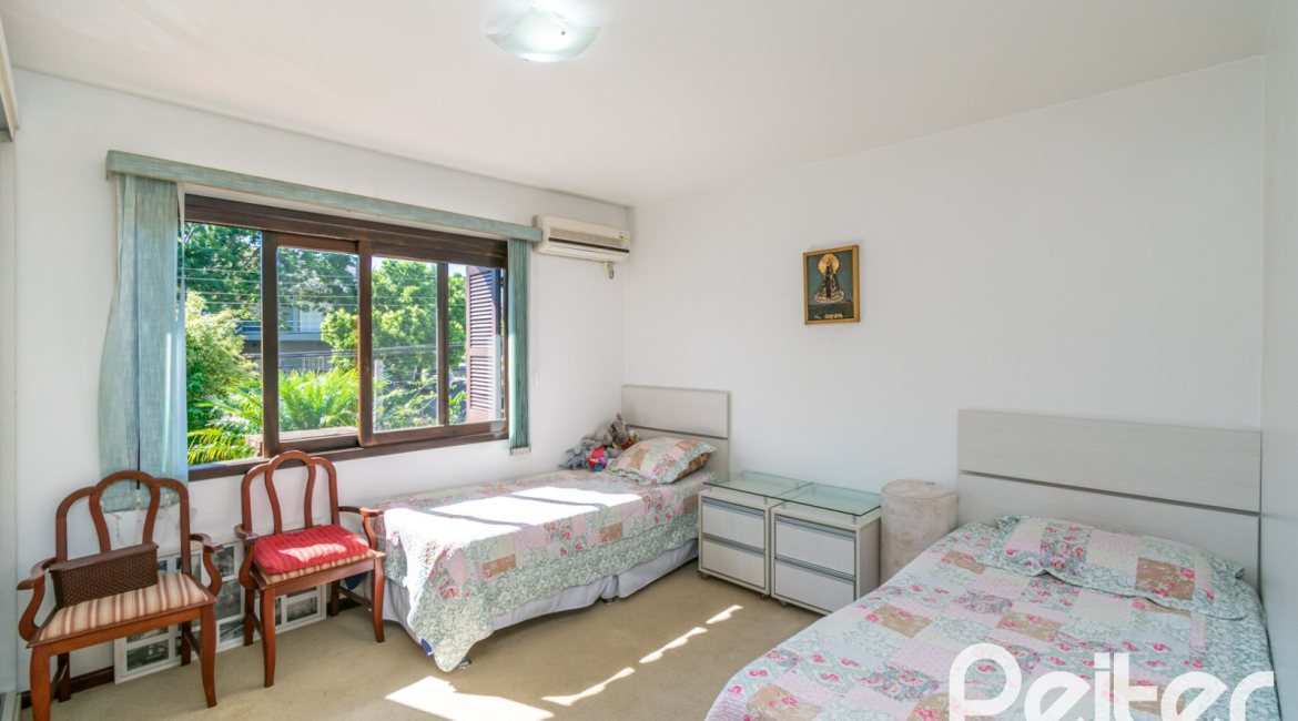 Casa à venda com 291m², 3 dormitórios, 1 suíte, 2 vagas, no bairro Ipanema em Porto Alegre