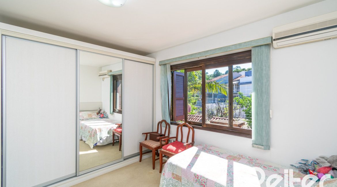 Casa à venda com 291m², 3 dormitórios, 1 suíte, 2 vagas, no bairro Ipanema em Porto Alegre