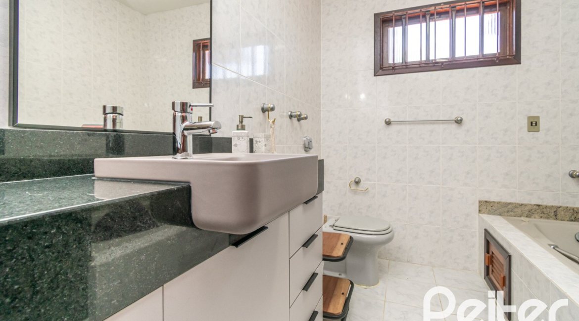 Casa à venda com 291m², 3 dormitórios, 1 suíte, 2 vagas, no bairro Ipanema em Porto Alegre