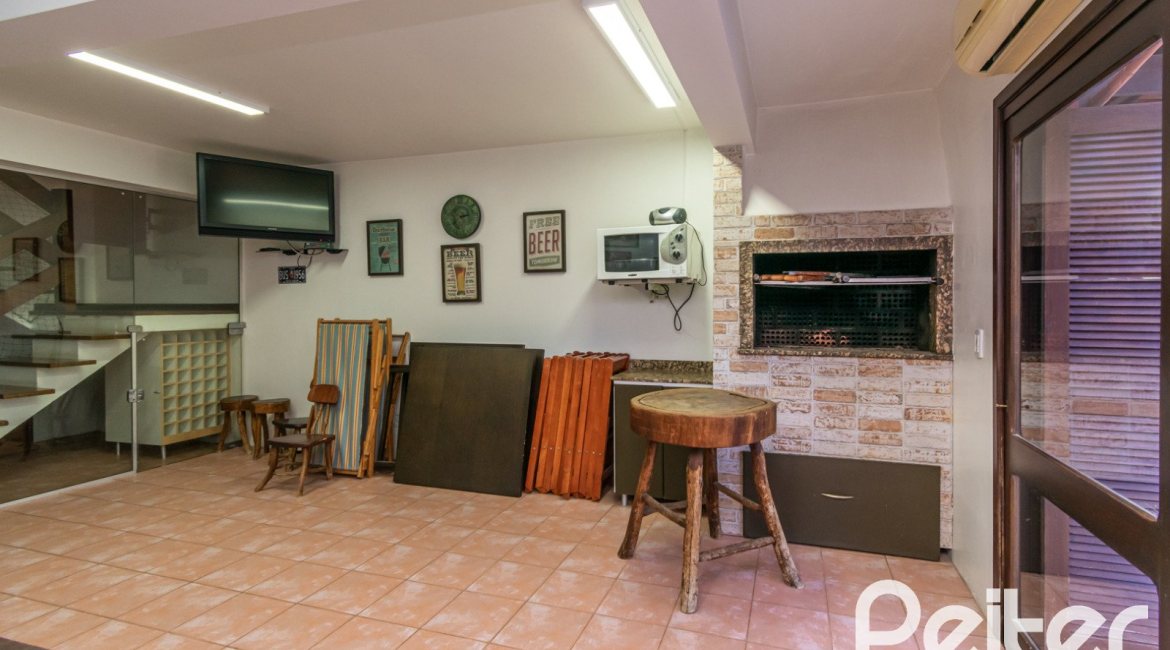 Casa à venda com 291m², 3 dormitórios, 1 suíte, 2 vagas, no bairro Ipanema em Porto Alegre