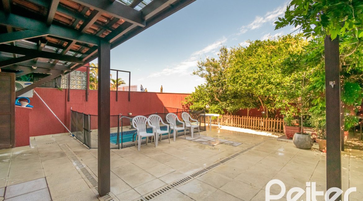 Casa à venda com 291m², 3 dormitórios, 1 suíte, 2 vagas, no bairro Ipanema em Porto Alegre