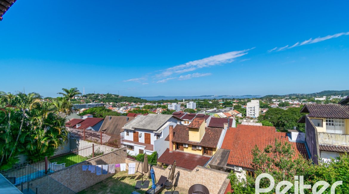 Casa à venda com 291m², 3 dormitórios, 1 suíte, 2 vagas, no bairro Ipanema em Porto Alegre