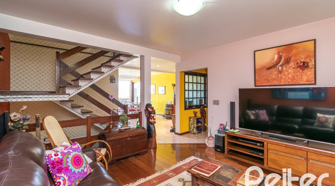 Casa à venda com 291m², 3 dormitórios, 1 suíte, 2 vagas, no bairro Ipanema em Porto Alegre