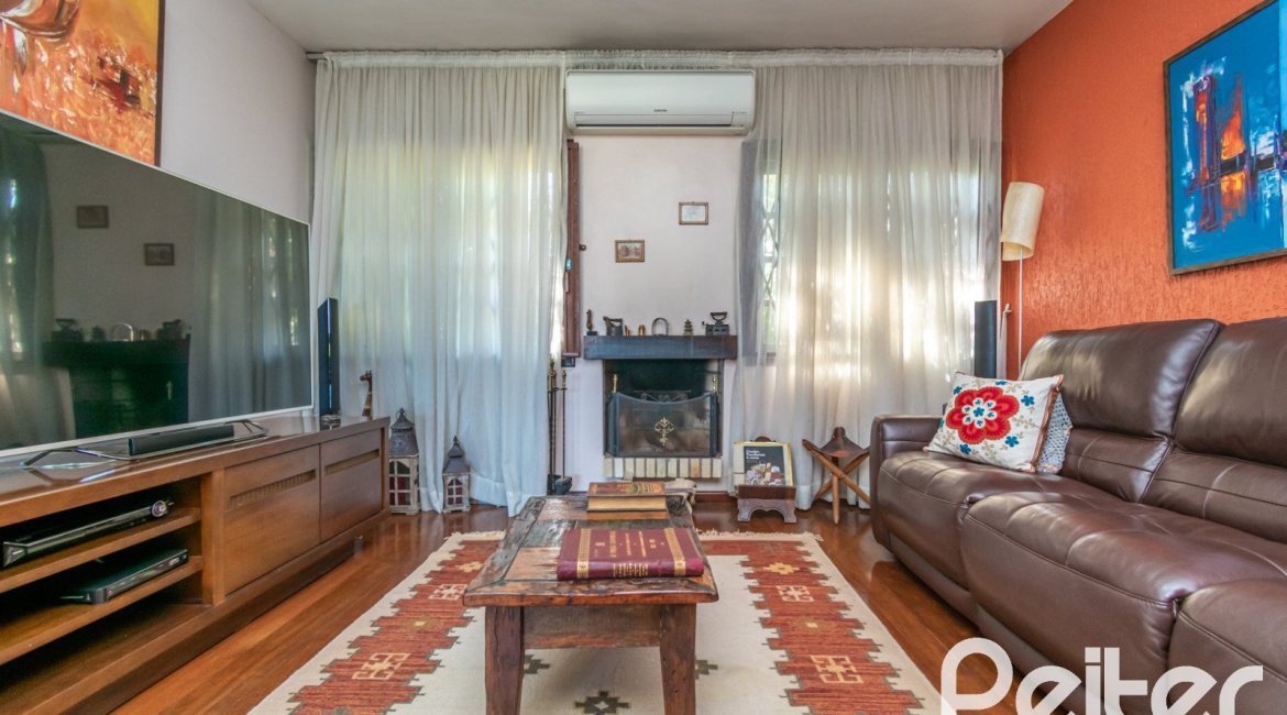 Casa à venda com 291m², 3 dormitórios, 1 suíte, 2 vagas, no bairro Ipanema em Porto Alegre