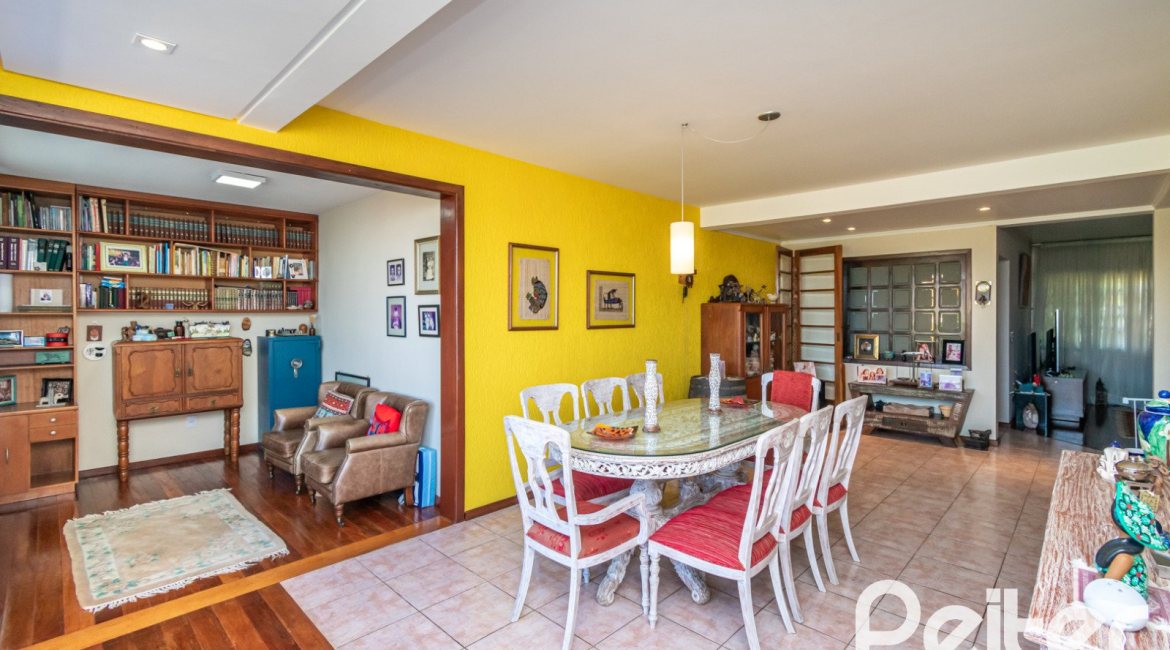 Casa à venda com 291m², 3 dormitórios, 1 suíte, 2 vagas, no bairro Ipanema em Porto Alegre