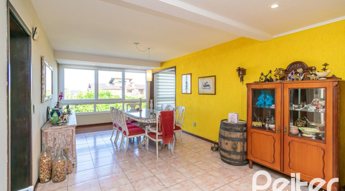 Casa à venda com 291m², 3 dormitórios, 1 suíte, 2 vagas, no bairro Ipanema em Porto Alegre