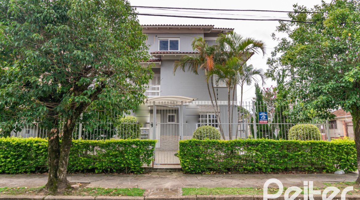 Casa à venda com 182m², 3 dormitórios, 1 suíte, 4 vagas, no bairro Espírito Santo em Porto Alegre