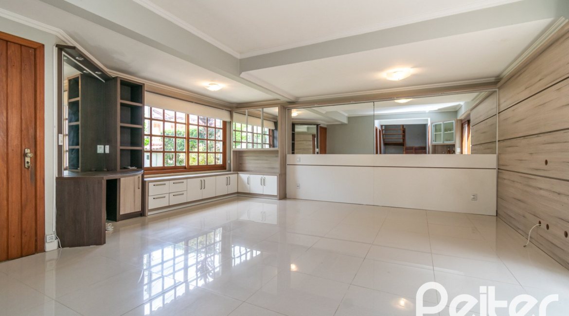 Casa à venda com 182m², 3 dormitórios, 1 suíte, 4 vagas, no bairro Espírito Santo em Porto Alegre