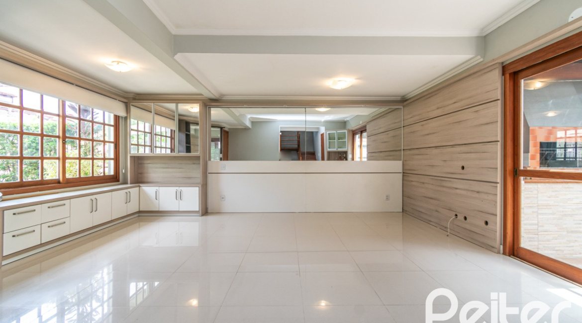 Casa à venda com 182m², 3 dormitórios, 1 suíte, 4 vagas, no bairro Espírito Santo em Porto Alegre