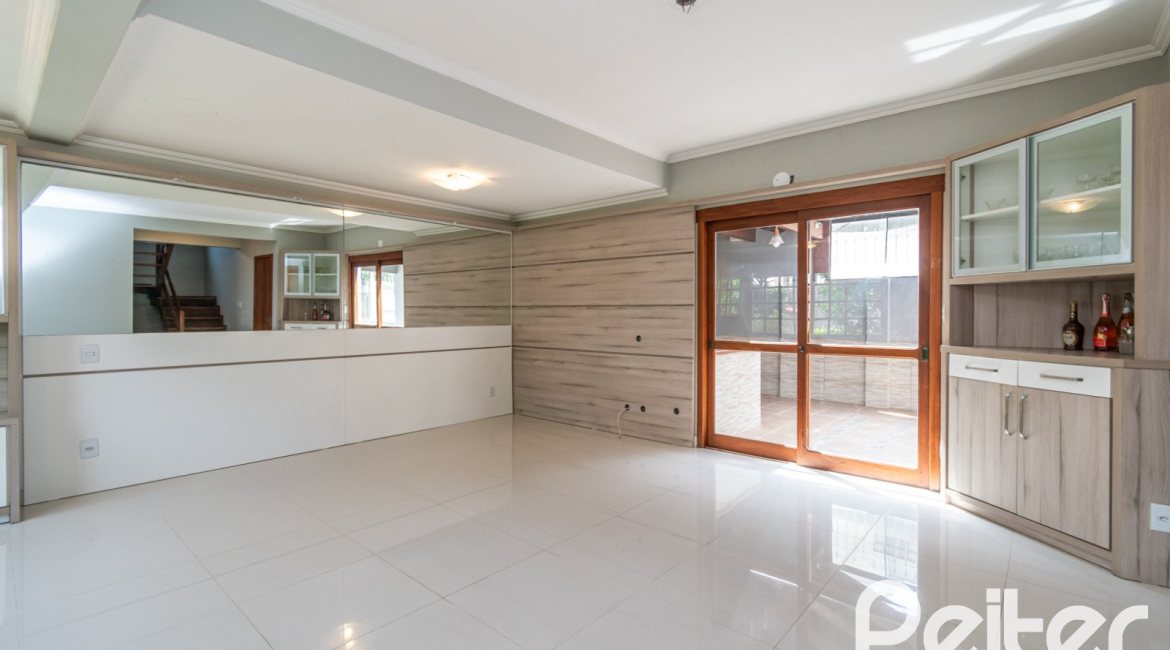 Casa à venda com 182m², 3 dormitórios, 1 suíte, 4 vagas, no bairro Espírito Santo em Porto Alegre