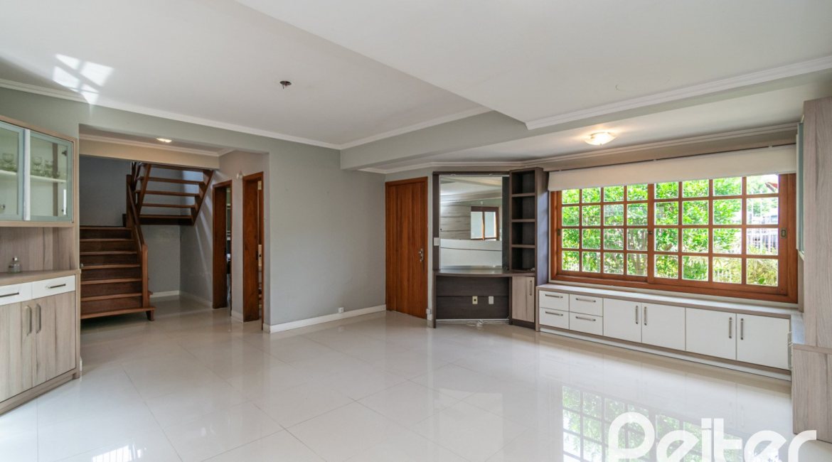 Casa à venda com 182m², 3 dormitórios, 1 suíte, 4 vagas, no bairro Espírito Santo em Porto Alegre