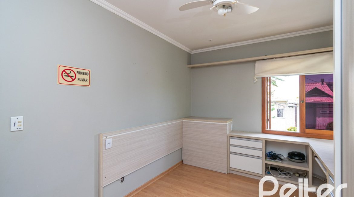 Casa à venda com 182m², 3 dormitórios, 1 suíte, 4 vagas, no bairro Espírito Santo em Porto Alegre