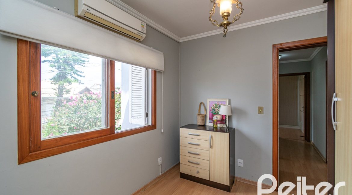 Casa à venda com 182m², 3 dormitórios, 1 suíte, 4 vagas, no bairro Espírito Santo em Porto Alegre