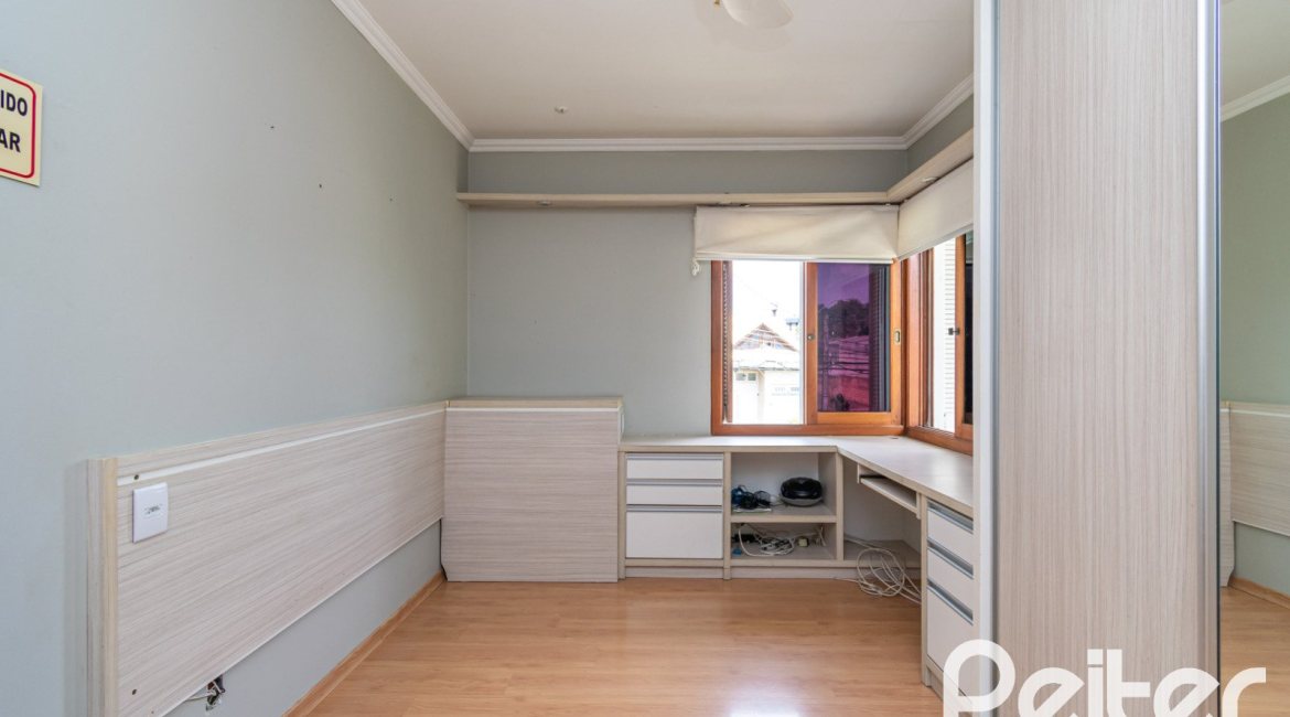 Casa à venda com 182m², 3 dormitórios, 1 suíte, 4 vagas, no bairro Espírito Santo em Porto Alegre