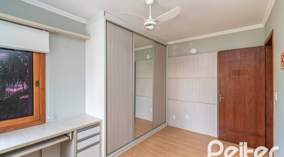 Casa à venda com 182m², 3 dormitórios, 1 suíte, 4 vagas, no bairro Espírito Santo em Porto Alegre