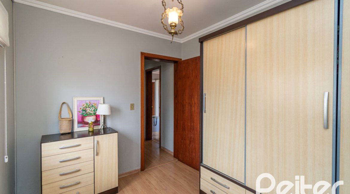 Casa à venda com 182m², 3 dormitórios, 1 suíte, 4 vagas, no bairro Espírito Santo em Porto Alegre