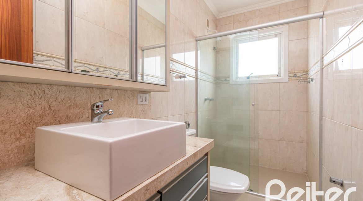 Casa à venda com 182m², 3 dormitórios, 1 suíte, 4 vagas, no bairro Espírito Santo em Porto Alegre