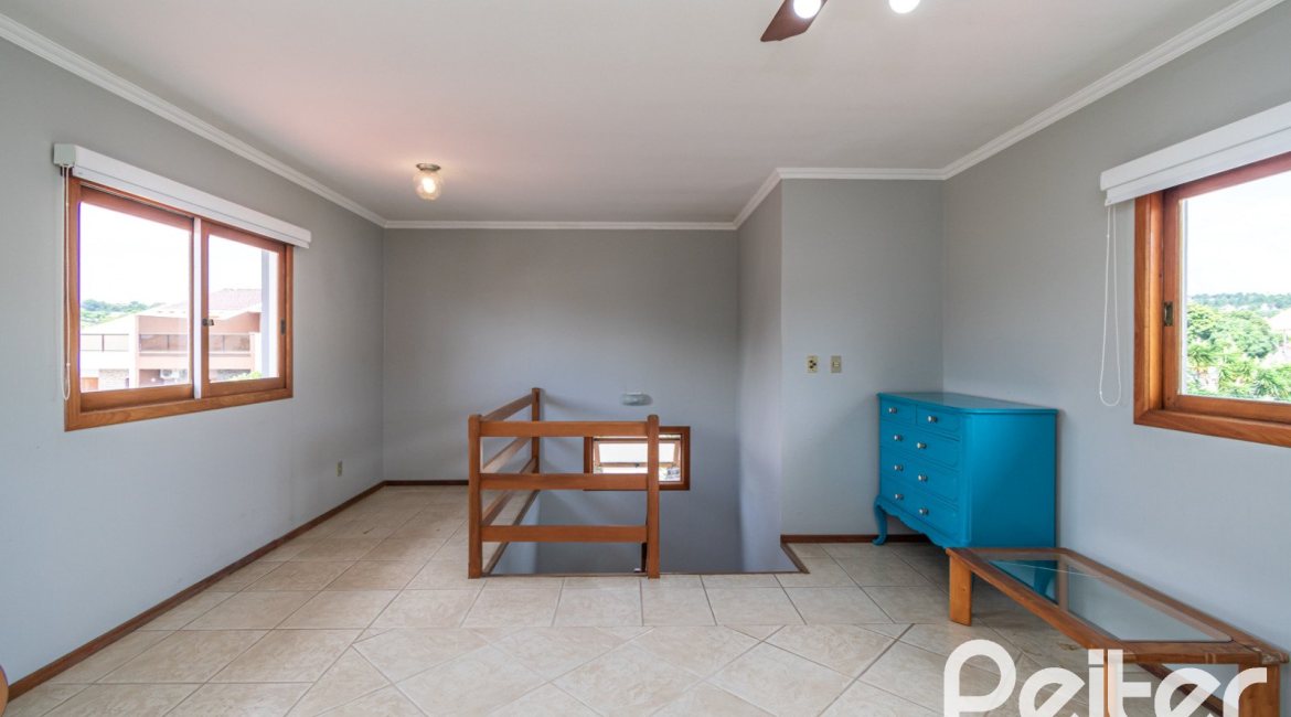 Casa à venda com 182m², 3 dormitórios, 1 suíte, 4 vagas, no bairro Espírito Santo em Porto Alegre