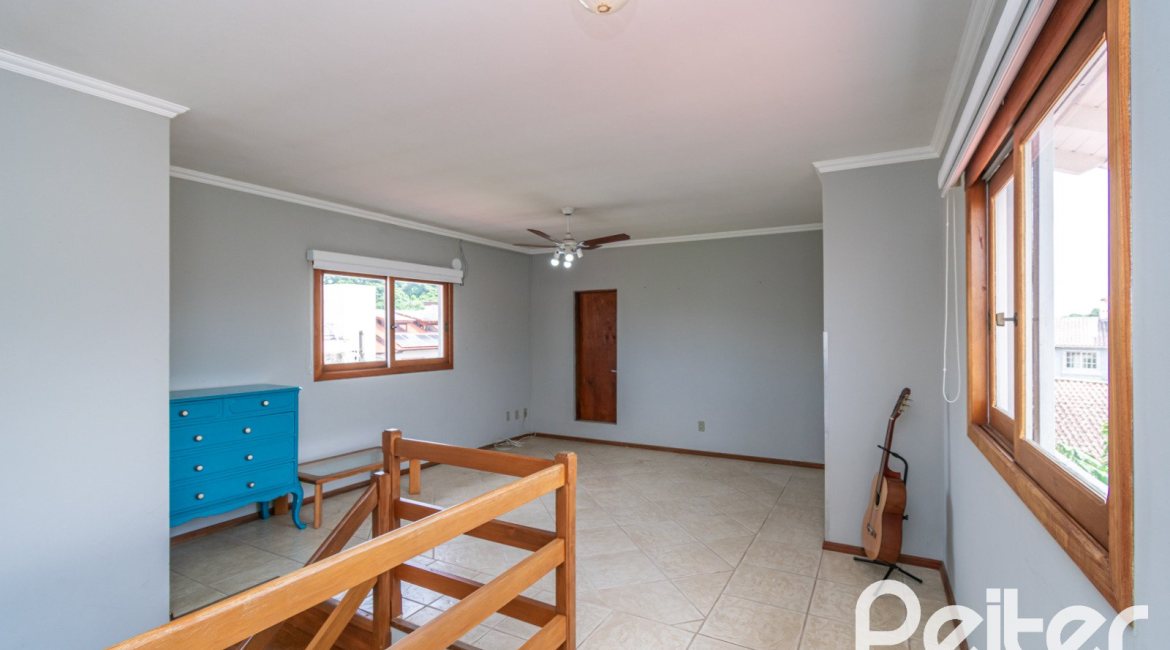 Casa à venda com 182m², 3 dormitórios, 1 suíte, 4 vagas, no bairro Espírito Santo em Porto Alegre