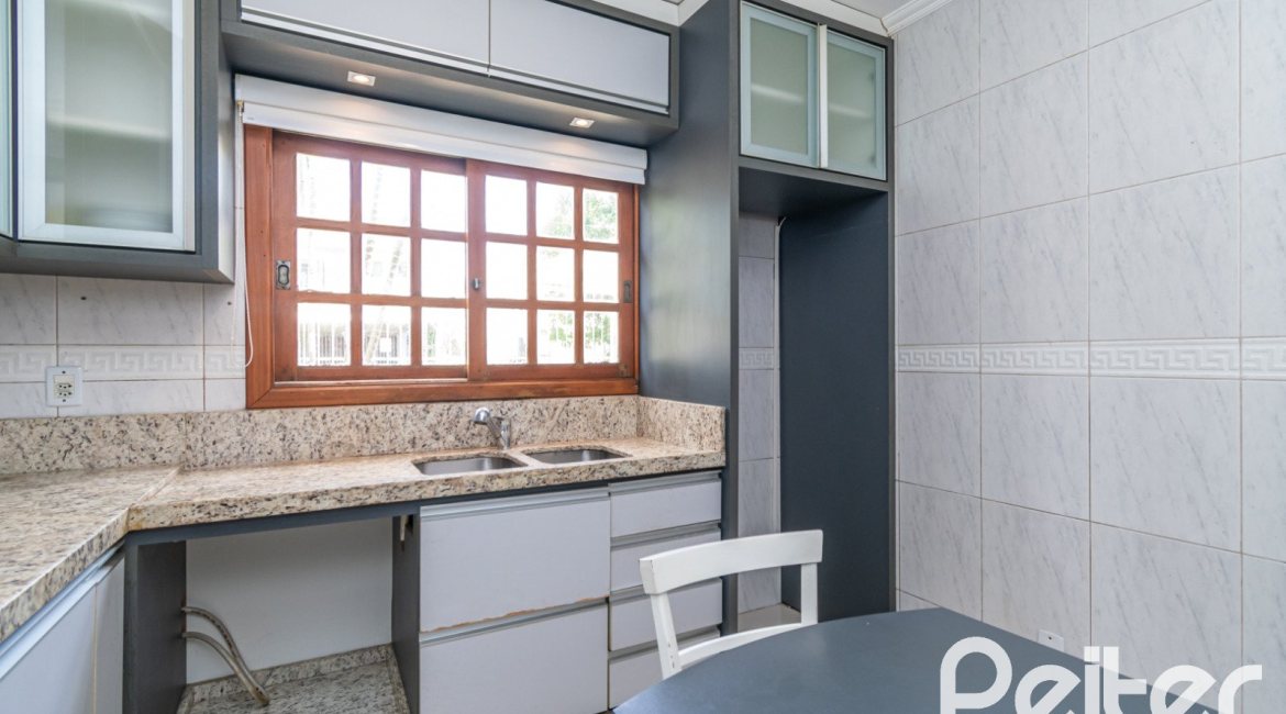 Casa à venda com 182m², 3 dormitórios, 1 suíte, 4 vagas, no bairro Espírito Santo em Porto Alegre