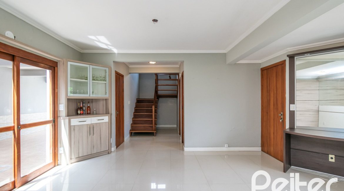 Casa à venda com 182m², 3 dormitórios, 1 suíte, 4 vagas, no bairro Espírito Santo em Porto Alegre