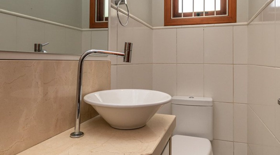 Casa à venda com 182m², 3 dormitórios, 1 suíte, 4 vagas, no bairro Espírito Santo em Porto Alegre