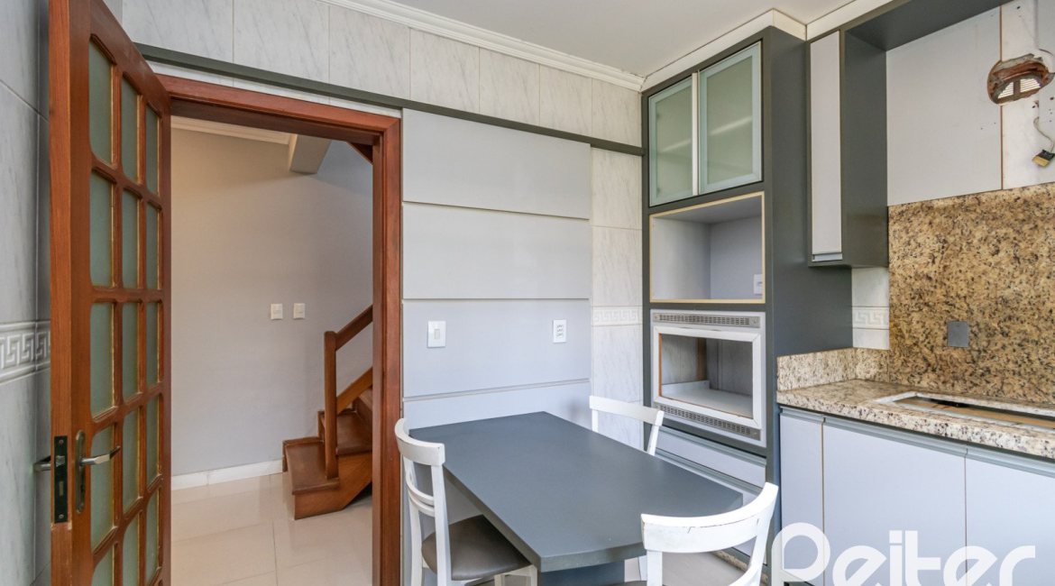 Casa à venda com 182m², 3 dormitórios, 1 suíte, 4 vagas, no bairro Espírito Santo em Porto Alegre