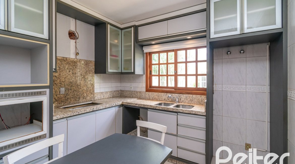 Casa à venda com 182m², 3 dormitórios, 1 suíte, 4 vagas, no bairro Espírito Santo em Porto Alegre