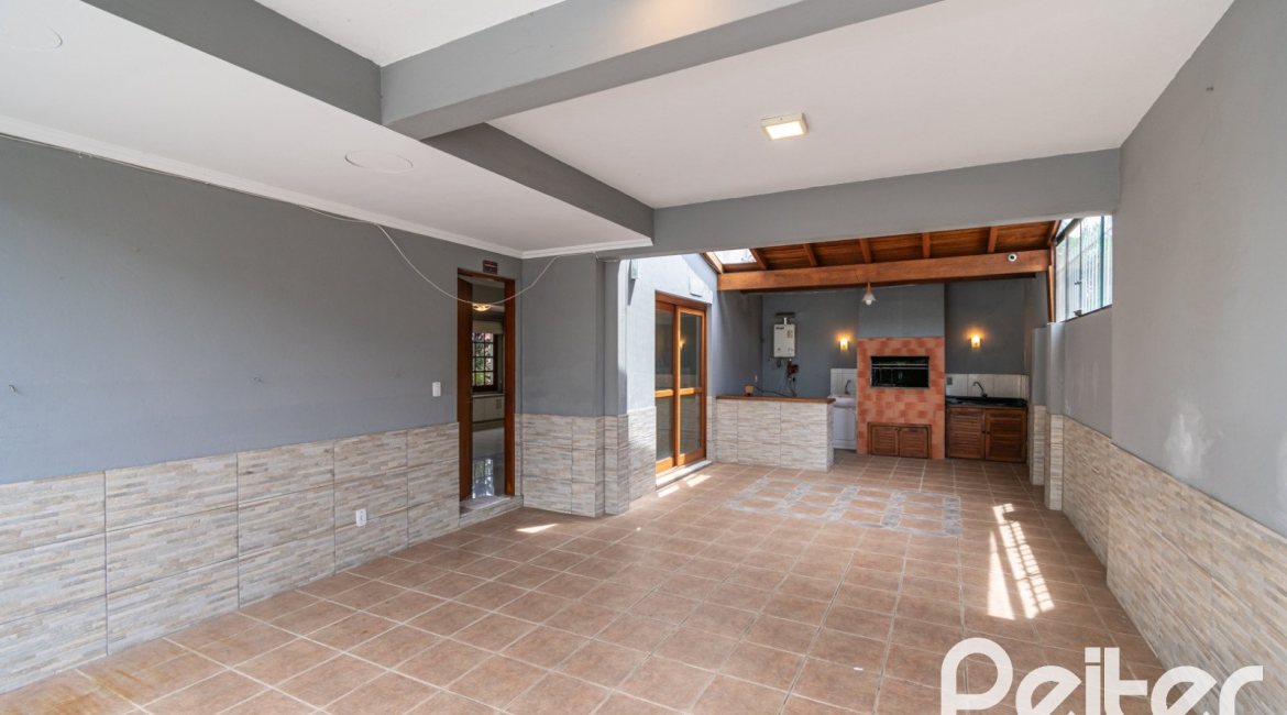 Casa à venda com 182m², 3 dormitórios, 1 suíte, 4 vagas, no bairro Espírito Santo em Porto Alegre