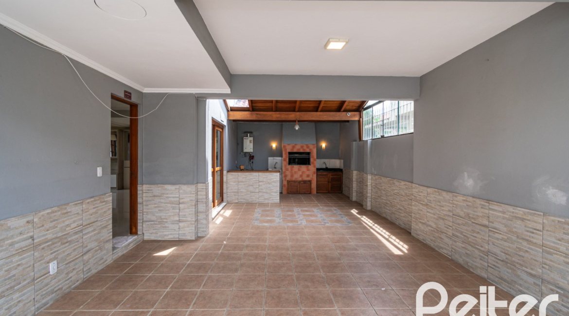 Casa à venda com 182m², 3 dormitórios, 1 suíte, 4 vagas, no bairro Espírito Santo em Porto Alegre
