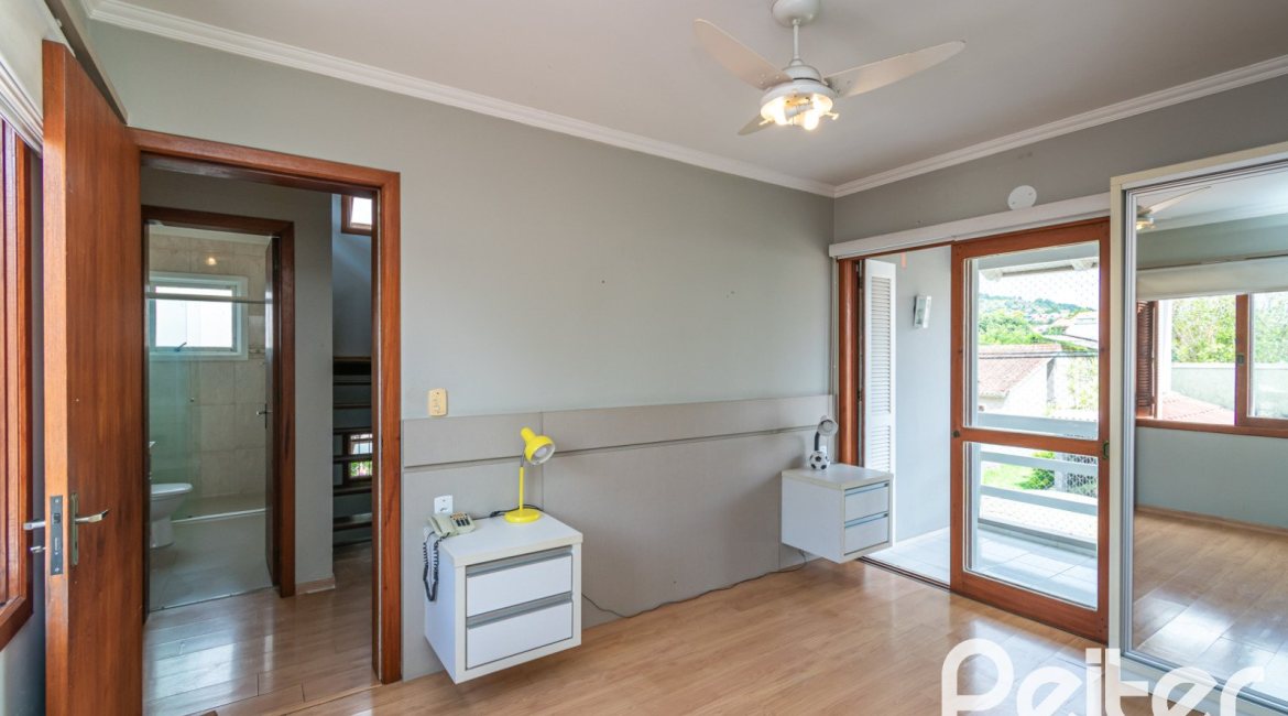 Casa à venda com 182m², 3 dormitórios, 1 suíte, 4 vagas, no bairro Espírito Santo em Porto Alegre