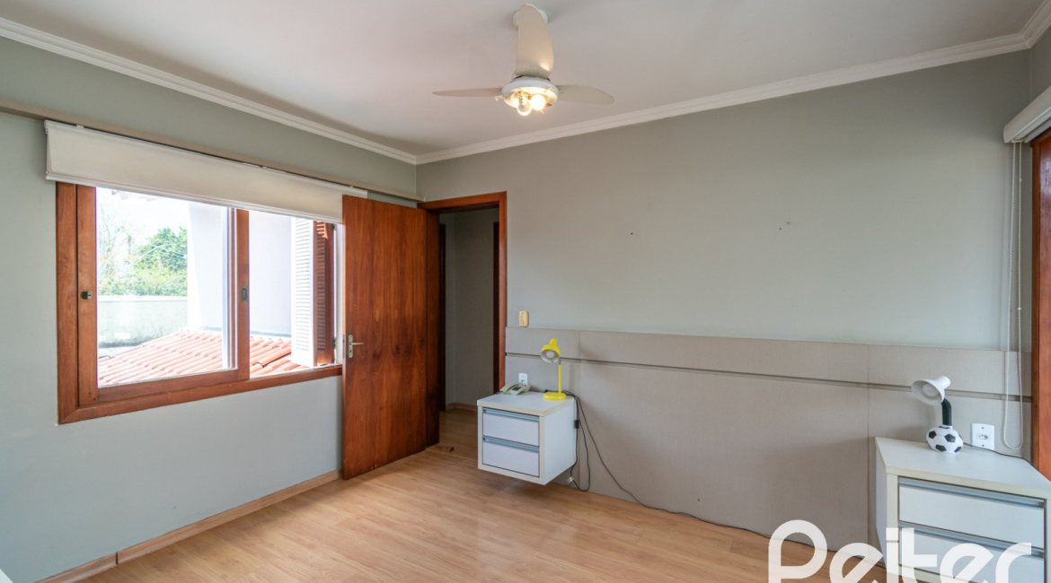 Casa à venda com 182m², 3 dormitórios, 1 suíte, 4 vagas, no bairro Espírito Santo em Porto Alegre