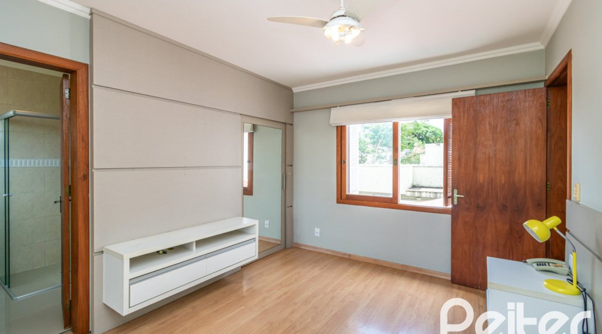 Casa à venda com 182m², 3 dormitórios, 1 suíte, 4 vagas, no bairro Espírito Santo em Porto Alegre