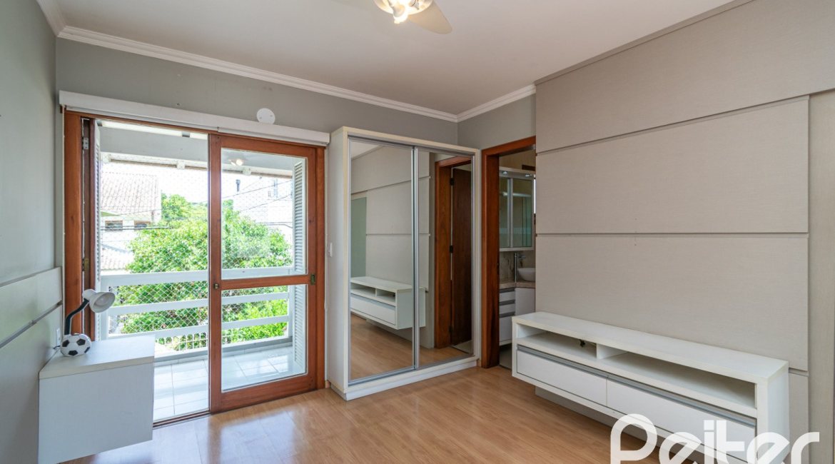 Casa à venda com 182m², 3 dormitórios, 1 suíte, 4 vagas, no bairro Espírito Santo em Porto Alegre