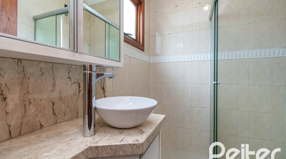 Casa à venda com 182m², 3 dormitórios, 1 suíte, 4 vagas, no bairro Espírito Santo em Porto Alegre